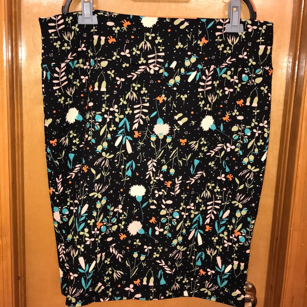 Black quilted skirt with floral design